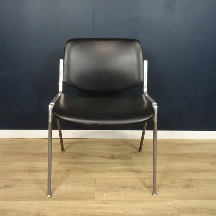 Chaise 1970 CASTELLI en skaï noir - Le palais des bricoles