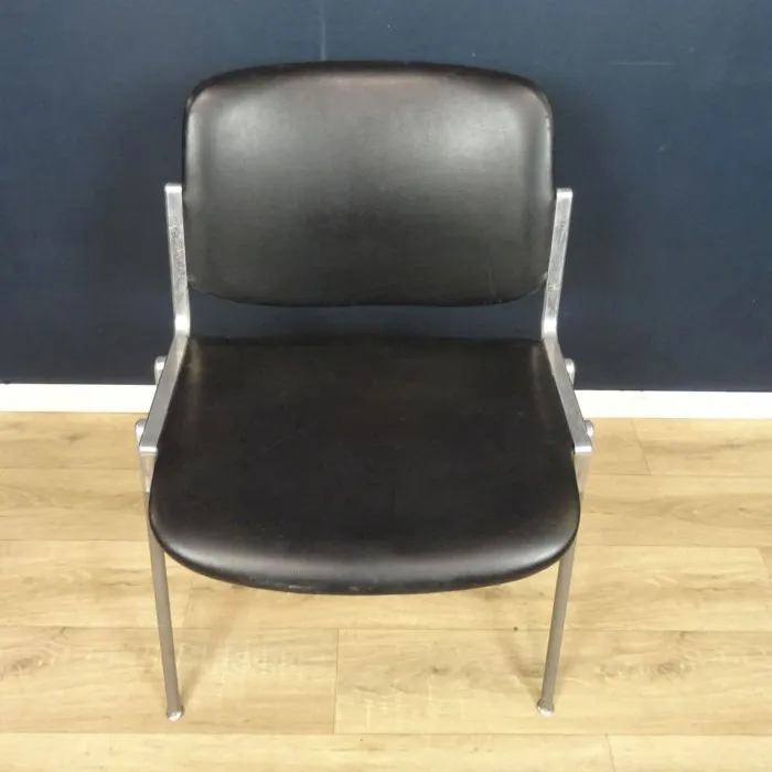 Chaise 1970 CASTELLI en skaï noir - Le palais des bricoles