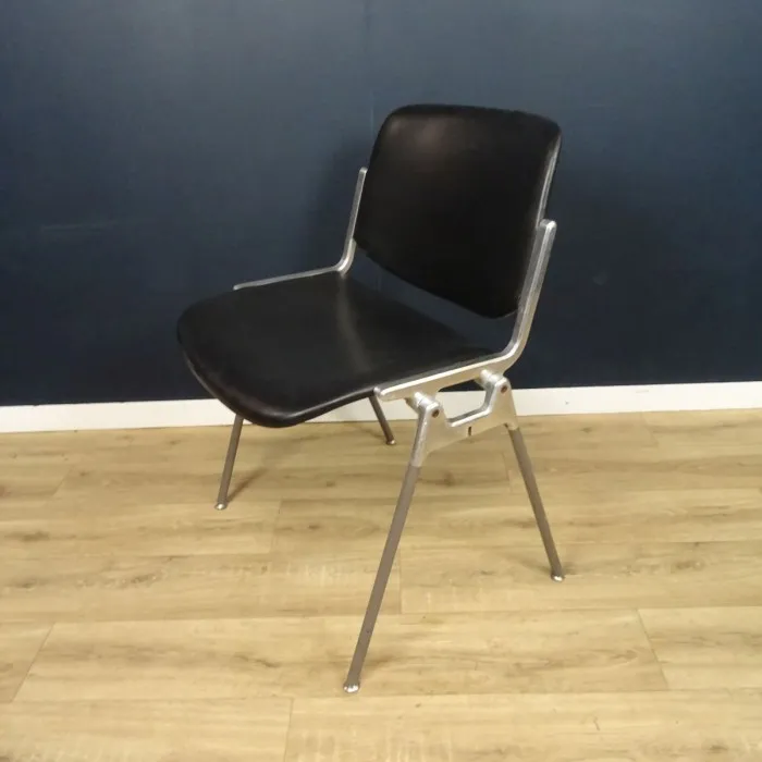 Chaise 1970 CASTELLI en skaï noir - Le palais des bricoles