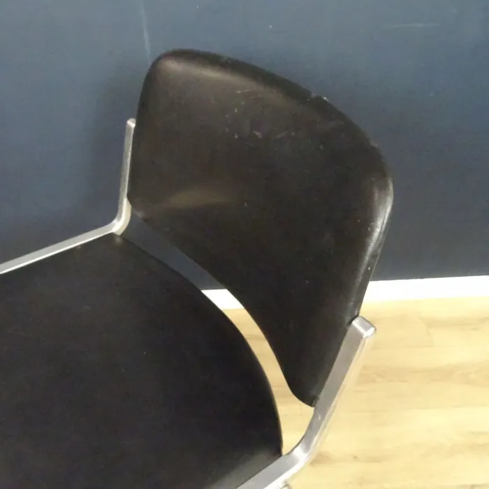 Chaise 1970 CASTELLI en skaï noir - Le palais des bricoles