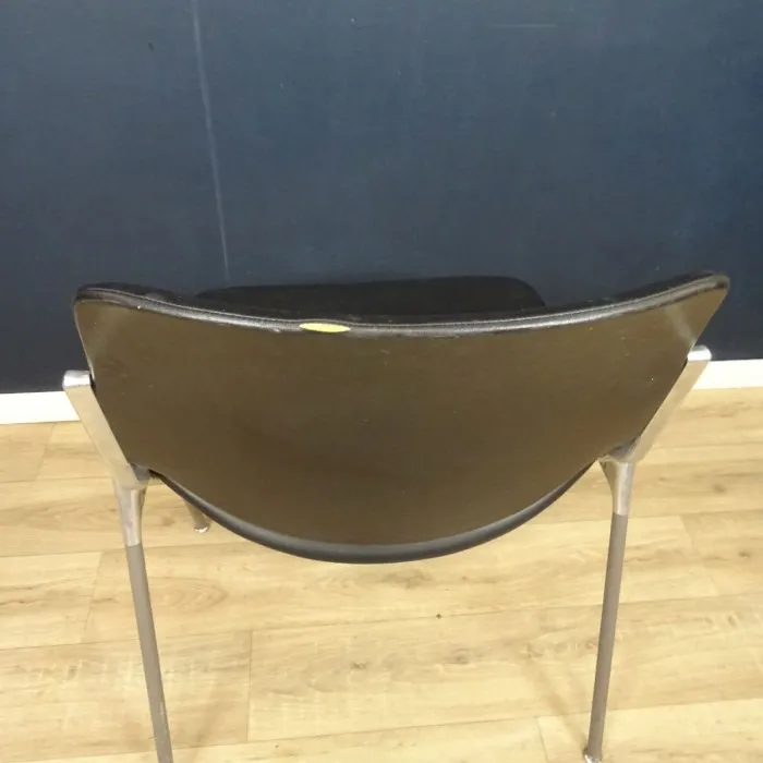 Chaise 1970 CASTELLI en skaï noir - Le palais des bricoles